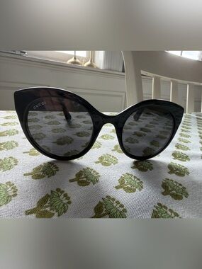 Gucci Oversized Cat-Eye Sunglasses - Black